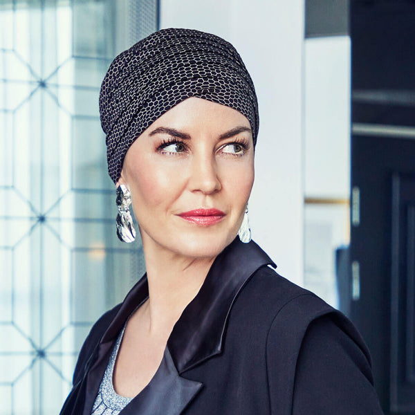 Klassisk turban i tidsløst design i sort med beige bi-kube-mønster