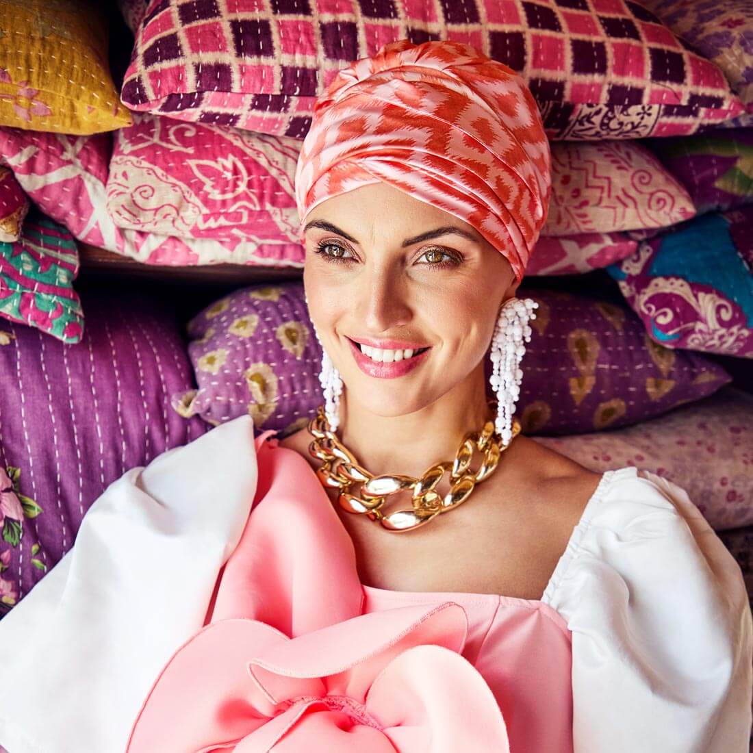 Sapphire Boho Turban i et flot orange og lyserødt mønster