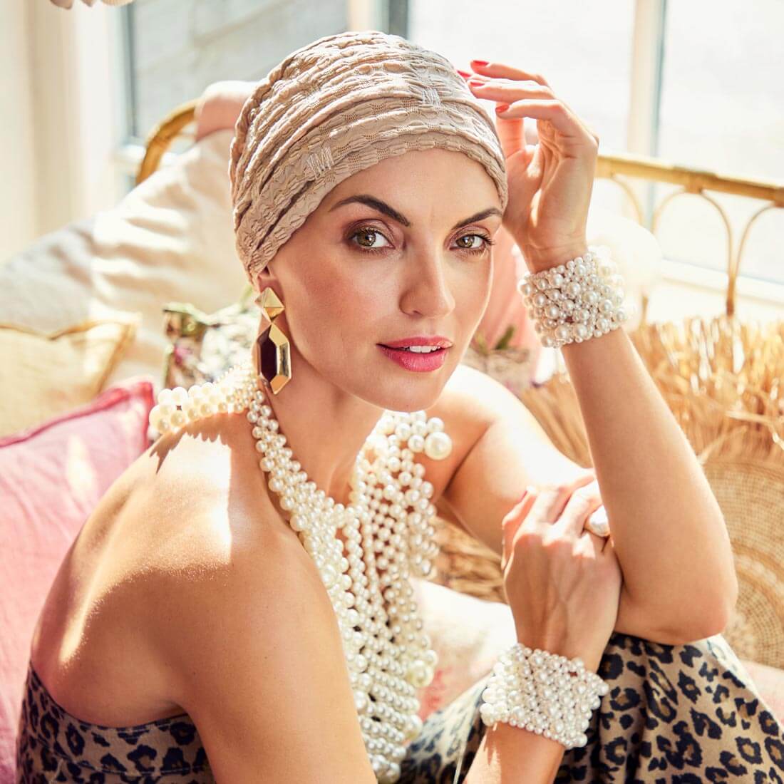 Feminin turban med draperinger på siden. I smukt beige stof