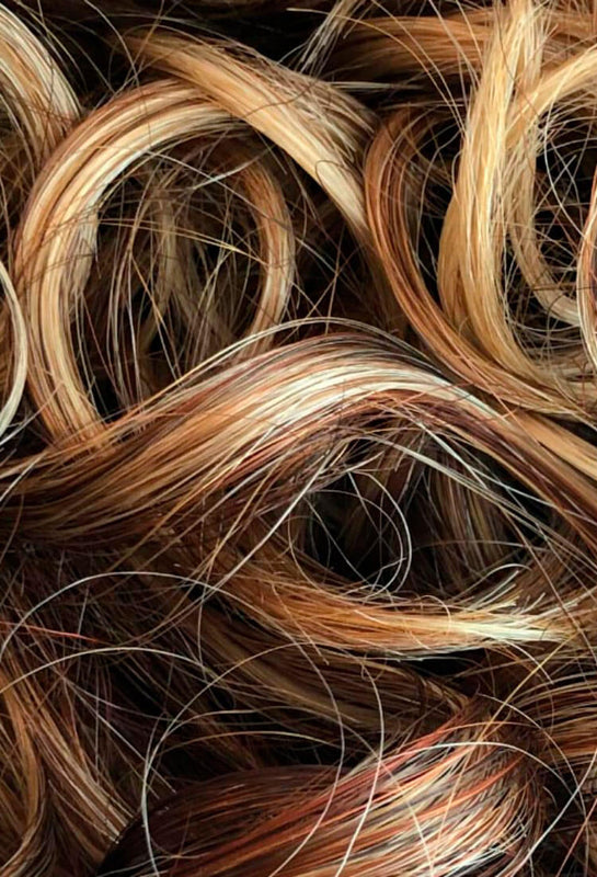 Smukt krøllet hår, der er doneret til Toftild Hårdonationsprojekt