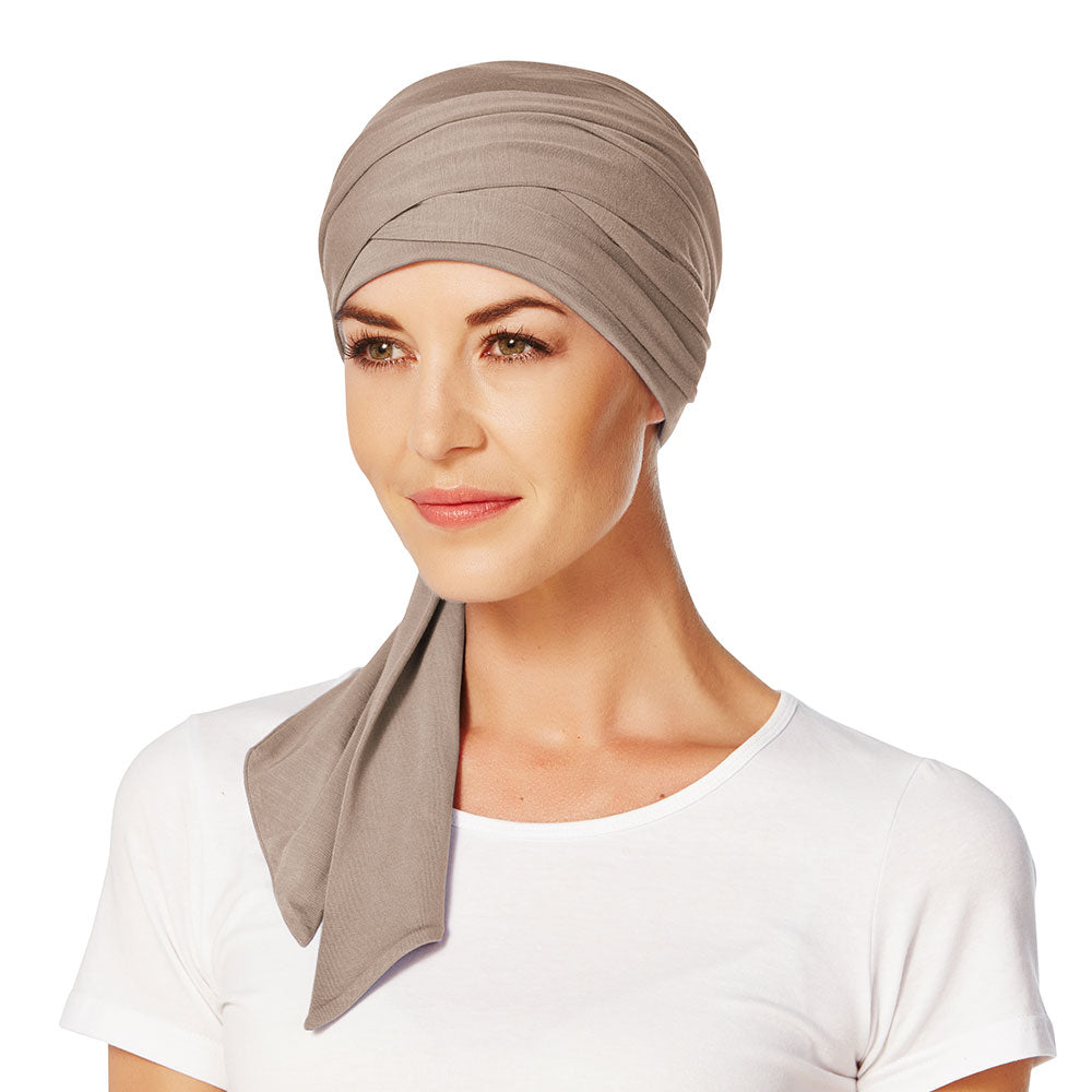 Den klassiske turban Mantra Scarf er tilbage, her i en smuk lysebrun farve.