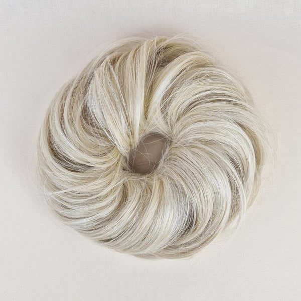 Elastik med hår til at skabe en stor messy bun.