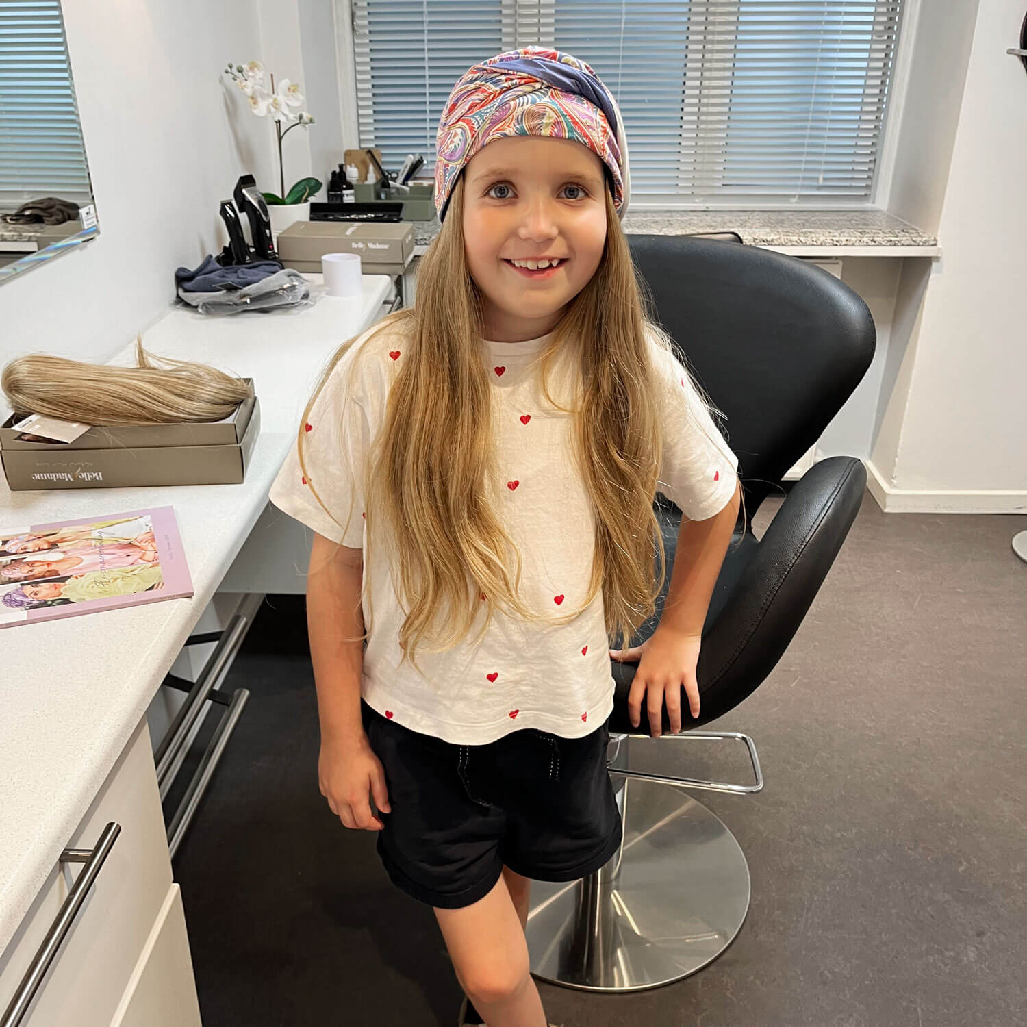 Ung pige med et Toftild Hairband med donationshår.