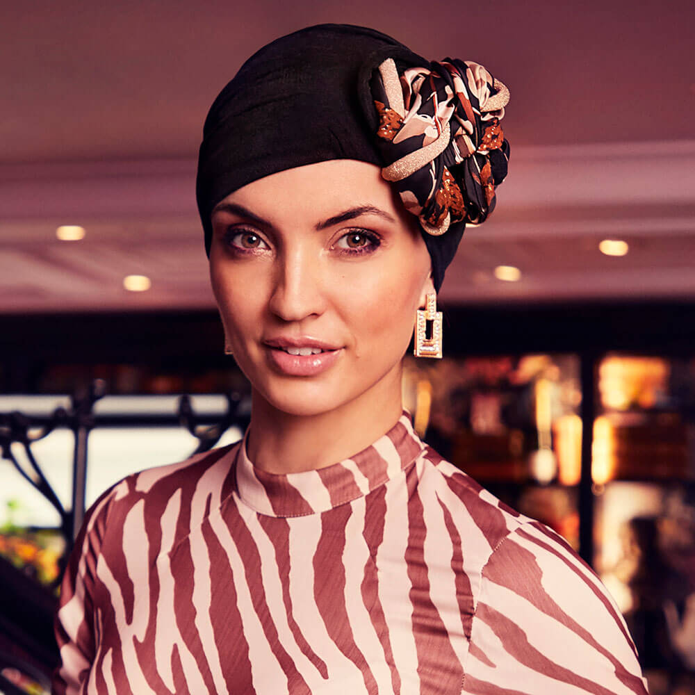 Scarlet Turban med elegant og fyldigt pandebånd.
