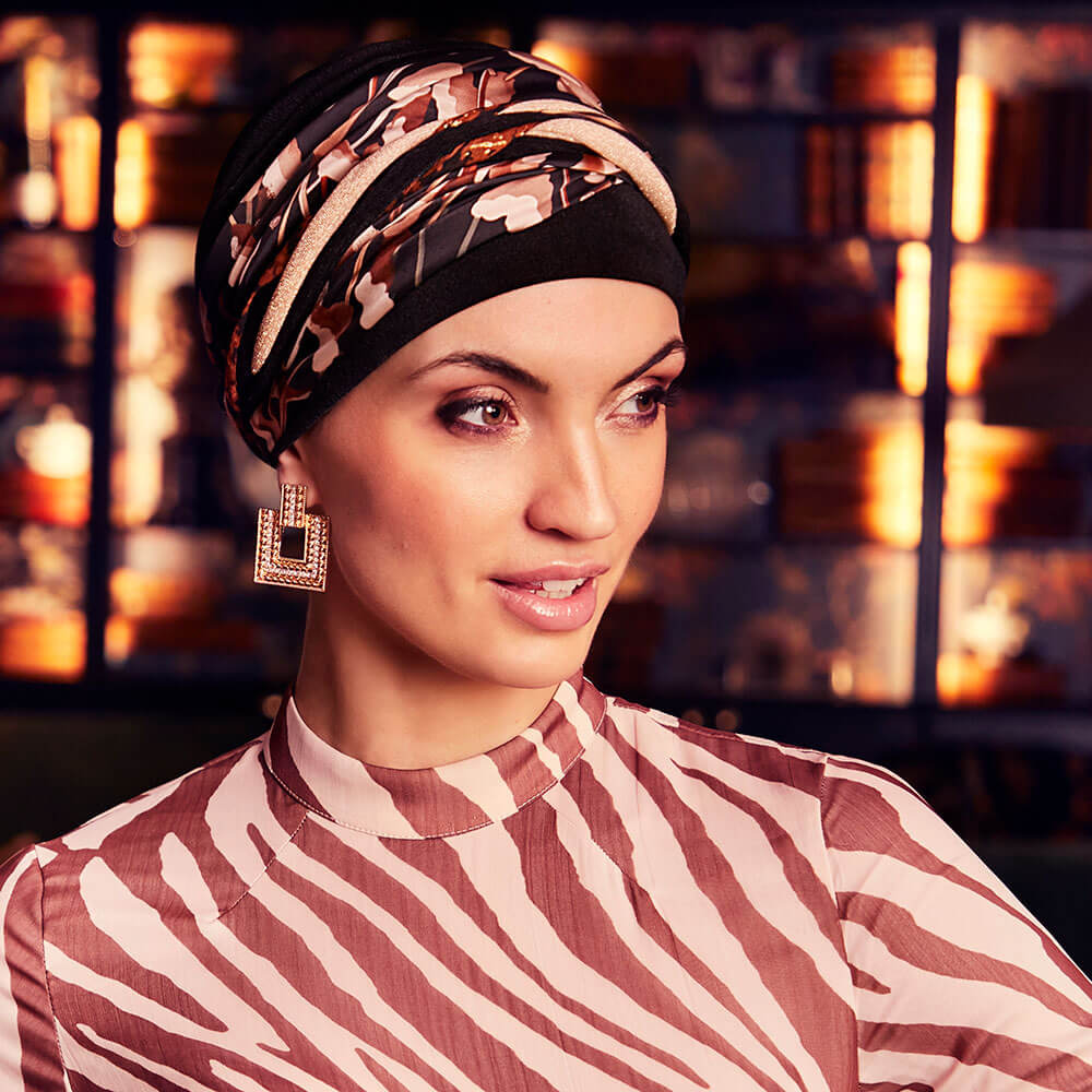 Scarlet Turban med elegant og fyldigt pandebånd.