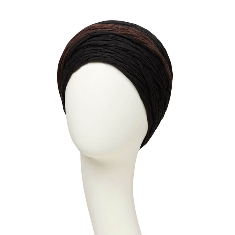Elegant turban med plisseret stof i stort og brun.