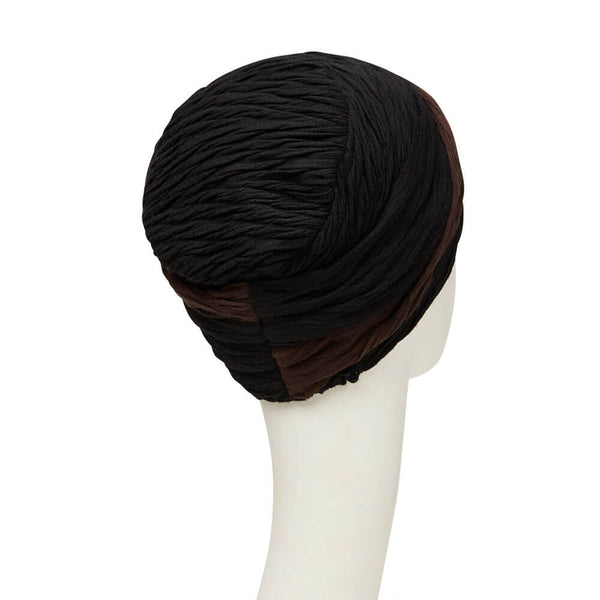 Elegant turban med plisseret stof i stort og brun.