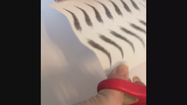Her er en videoguide til, hvordan bryntatoveringerne påføres.