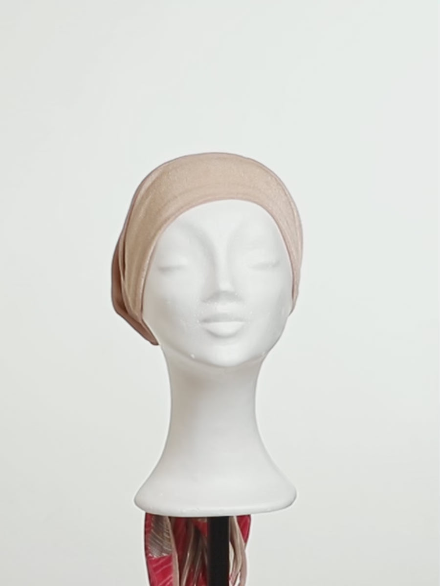 Scarlet Turban med elegant og fyldigt pandebånd.