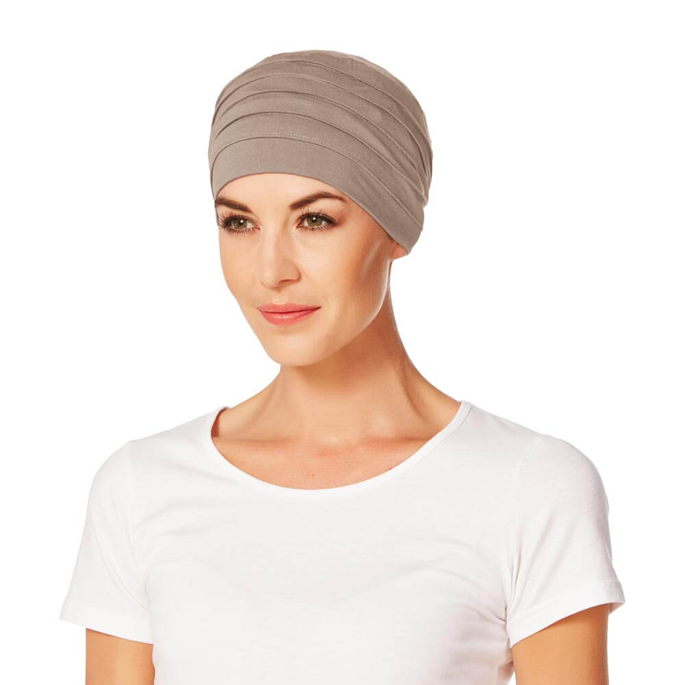 Enkelt turban med fine lag i sandfarve.