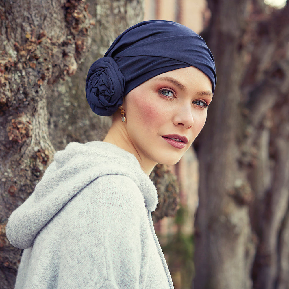 Smuk turban med rosette, der giver naturlig fylde. Turbanen har den fineste mørkeblå farve.